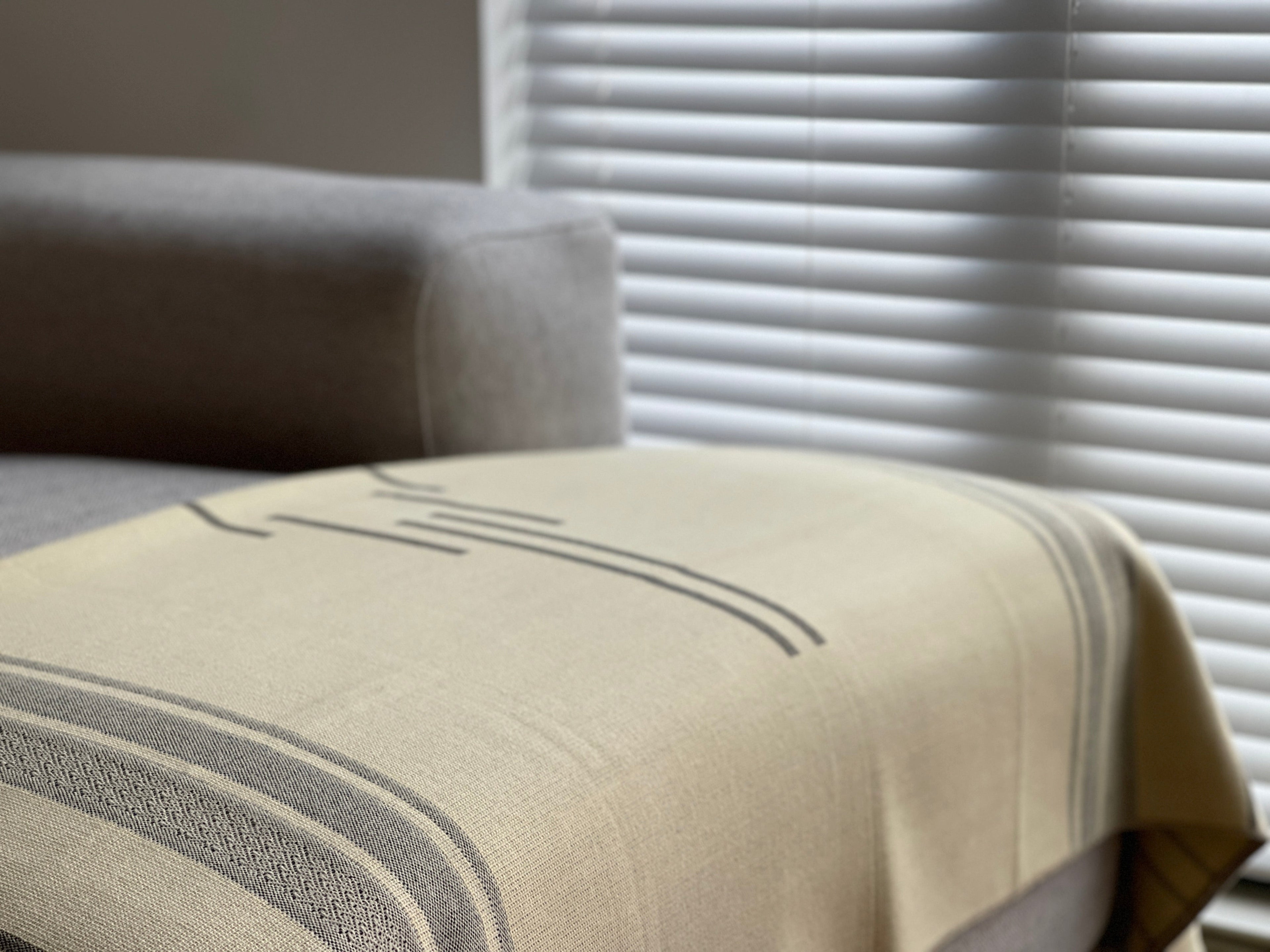 Equinoccio Throw Blanket - Cedar Brown